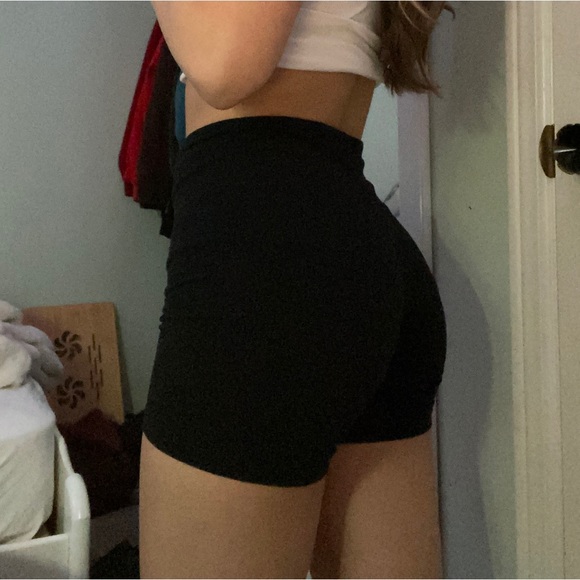Aritzia black shorts - Picture 1 of 3